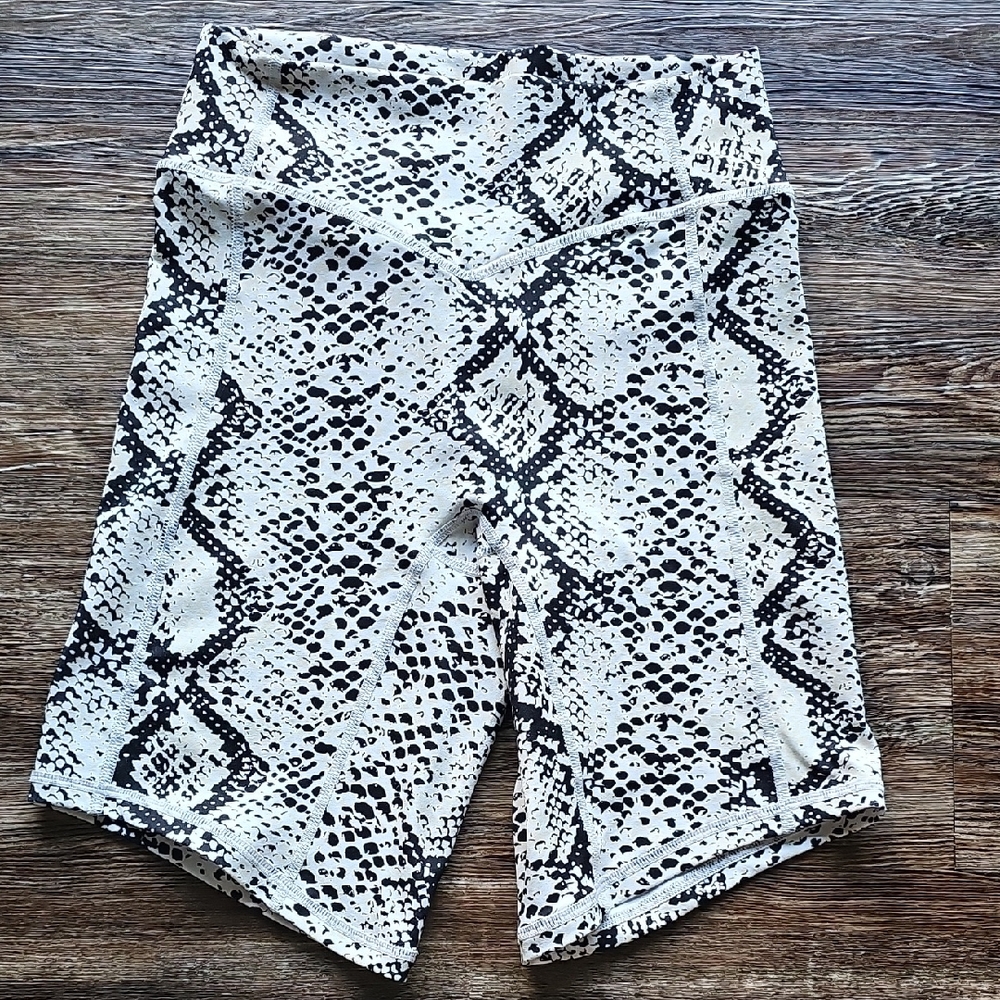 High-Rise Snake Print Athletic Bike Shorts - White/Black